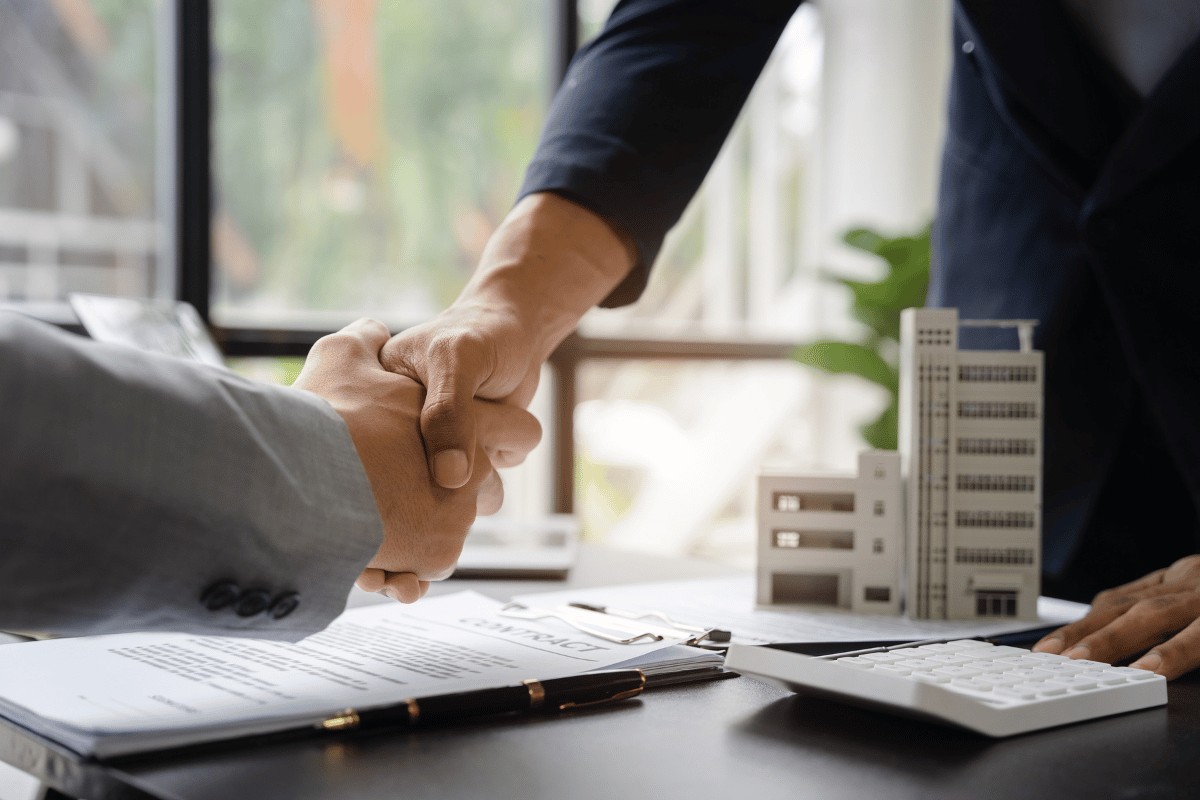 2 people signing a contract over commercial property management